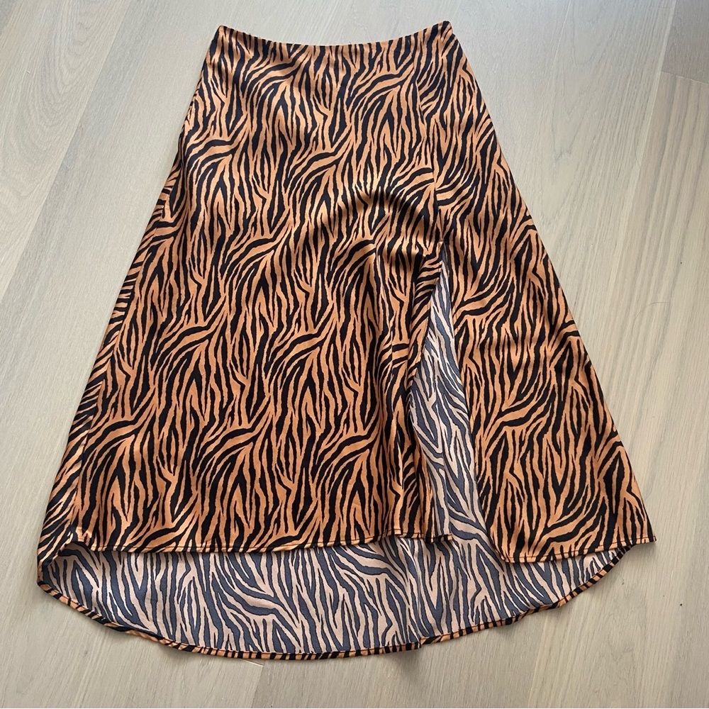 Silky tiger printed skirt